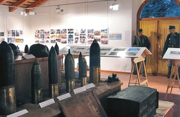 V Umetnostnem in kulturnem centru Škerk je do 16. septembra na ogled precej orožja in  več kot 350 fotografij o 1. svetovni vojni