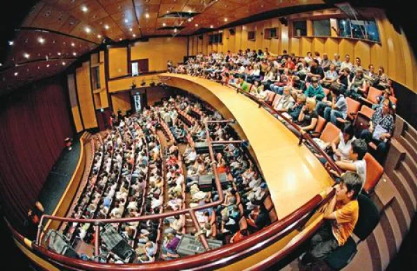 Kulturni dom Srečka Kosovela v Sežani bo s 1. oktobrom dobil novega prvega moža, neuradno naj bi to bil igralec Boris Kobal, favorit vladajoče občinske struje
