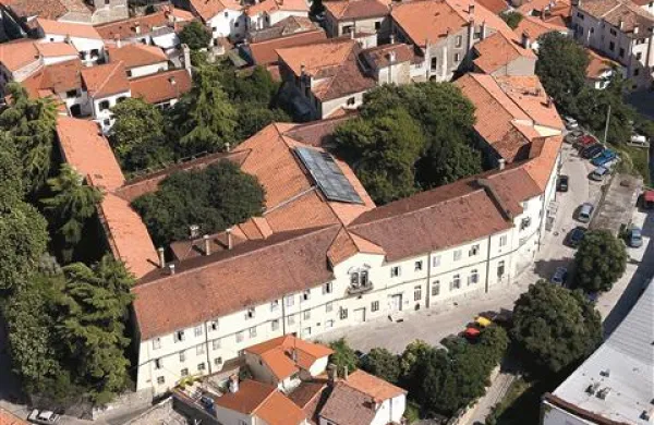 V stavbo servitskega samostana  bi UP med drugim umestila podiplomsko šolo,          center za vseživljenjsko učenje,          center za razvoj in prenos znanja, razvojno-informacijski center in upravo