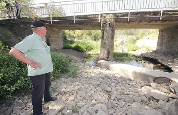 Tu čez bi morala teči voda, pravi Marijan Furlan, a je potoku ni vzela le suša  