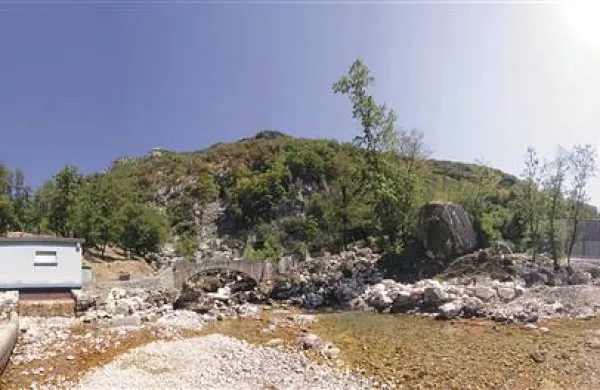   Podoba izvira Hublja vsekakor nakazuje, da že dolgo ni bilo dežja, a kljub temu v ajdovski KSD pravijo, da  pretok ni tako drastično nižji kot sicer med poletji. Si pa tudi upravljaljalci vodovoda želijo, da bi čim prej doživeli dež. 