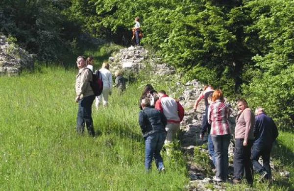 Na brezplačnih vodenih ogledih med 16. in 18. uro si obiskovalci lahko ogledajo razvaline hrušiške trdnjave iz četrtega stoletja in se seznanijo z zgodovino kraja