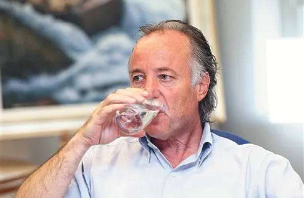 Zdravko Hočevar zagotavlja, da je istrska voda dobra in poceni. 1000 litrov je brez davkov stane 0,816 evra, manj kot kapučin.  