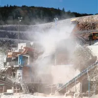 Iz kamnoloma v Lažah se dnevno dviguje ogromno prahu,  tovornjaki, ki vozijo po  cesti proti vasi,  pa širijo veliko hrupa  