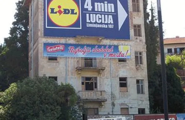 Oglasi prekrivajo pročelje propadajoče Virginie. Medtem, ko so plakati pri tleh postavljeni na uradnih površinah, namenjenih oglaševanju, bo tiste s fasade obravnaval inšpektor. 