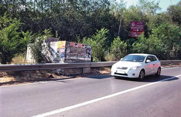 Med organizatorji je priljubljeno plakatno mesto tudi betonska površina na Valeti