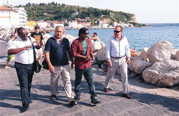Indijski filmar Chota K. Naidu (na fotografiji tretji z leve) se je s kolego N. Ramjijem (ob njem)  po Piranu sprehodil v družbi župana  Petra Bossmana (levo)
