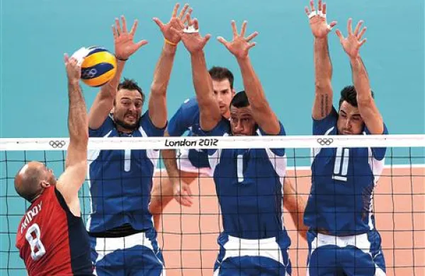 Italijanski blok je bil senzacionalno  previsok za Američane v četrtfinalu odbojkarskega turnirja. Pred tekmo so bile ZDA absolutni favorit.