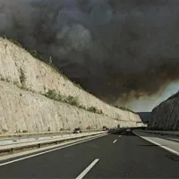 Črn dim se z veliko hitrostjo vali čez Kraški rob