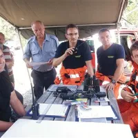 Koordinacijski odbor na požarišču, v sredini poveljnik Simon Vendramin