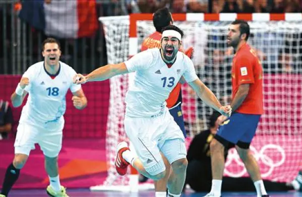  Francozi (v belih dresih: levo William Accambray, desno Nikola Karabatić)  so se takole veselili uvrstitve v polfinale rokometnega turnirja