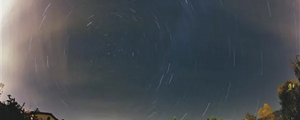Včerajšnji 36-minutni posnetek med  22.20 in 22.56  ni obrodil sadov v smislu  utrinkov, le  svetlobna sled dokaj svetlega satelita je presekala posnetek. Na levi je viden sij mesta, ki se  odbija  od ostankov oblakov  poznopopoldanske nevihte. Meglica na sredini  pa je delček naše Mlečne ceste.
