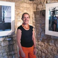 Svetovno znana bavarska umetnica Maria Maier v Štanjelu, v galeriji Stolp na vratih, razstavlja do 26. avgusta