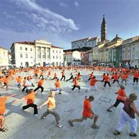 Na prvem vseslovenskem srečanju članov Šole zdravja v Piranu leta 2009 so oranžne majice v gibanju popestrile Tartinijev trg 
