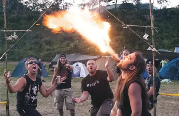 Metalci imajo radi ognjene igre, na odru in tudi pri družabnih aktivnostih v  popoldanskih urah  