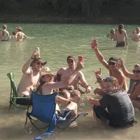 Tisoči niso dobili prostorčka za šotor v senci, zato so si bazni tabor ustvarili kar v Soči  