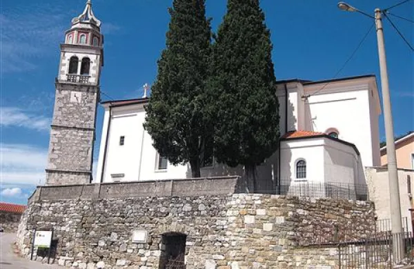 Na mestu današnje cerkve je že leta 1680 stala manjša cerkvica, posvečena sv. Lovrencu