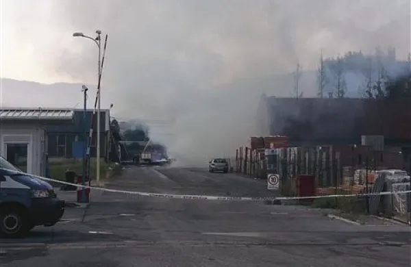 Skladišče tovarne Liko je popolnoma zgorelo