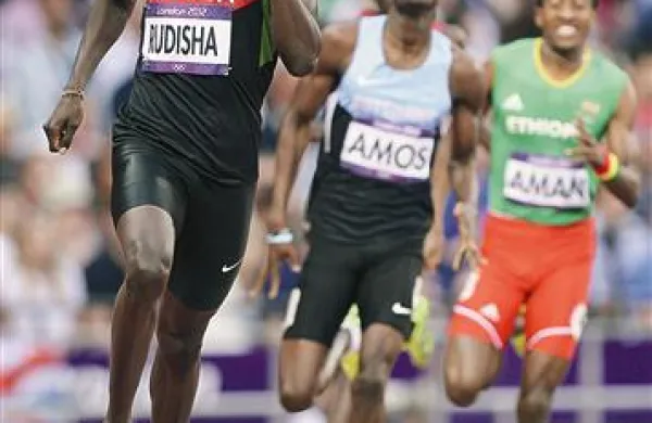 Kevin Rudisha (v ospredju) je na 800 metrov osvojil zlato medaljo in postavil svetovni rekord
