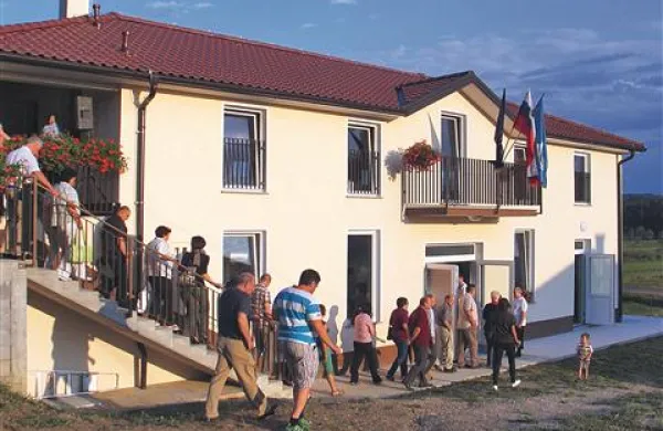 Odprtje vaškega doma v Jasenu je spremljalo veliko število ljudi