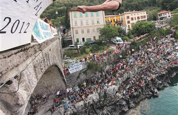 Zmagovalec v figuralnih skokih Idrijčan Jan Vončina v akciji visoko nad gladino Soče 