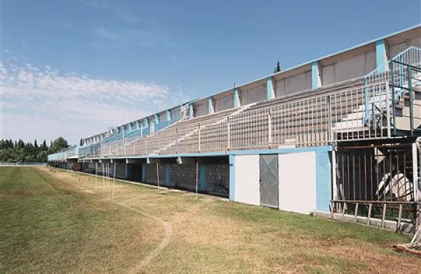 Vzhodna tribuna je še vedno objekt, zgrajen na črno