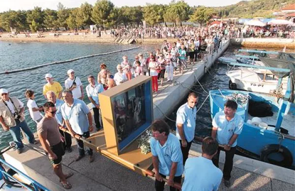 Čeprav je bil včerajšnji prevoz Marijine slike iz Strunjana v Piran skromnejši, ga je pospremilo  veliko ljudi