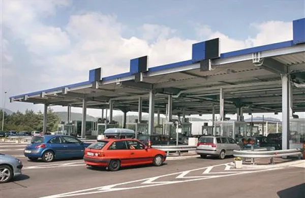 Voznici s povoženim srnjakom ni uspelo priti na slovensko stran mejnega prehoda Jelšane