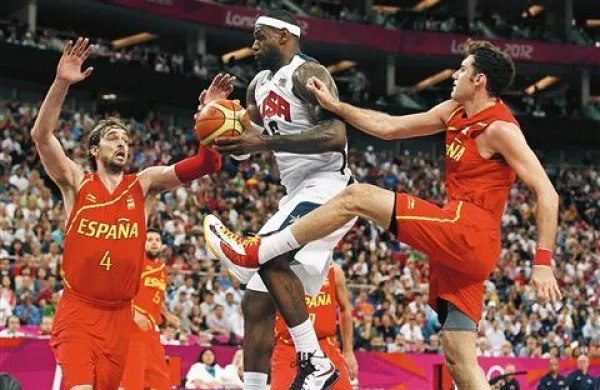 Španci so se v ponovitvi košarkarskega finala iz Pekinga odlično upirali Američanom, LeBrona Jamesa sta tako skušala ustaviti Paul Gasol Levo) in Rudy  Fernandez (desno)