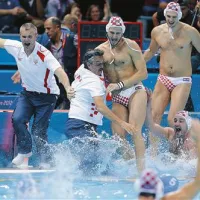   Ratka Rudića, najbolj trofejnega vaterpolskega selektorju na svetu, so zlati  hrvaški igralci potegnili s sabo v bazen