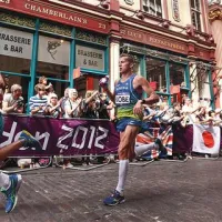 Tudi moški maraton po londonskih ulicah je bil atraktiven za oko, v sredini je slovenski tekmovalec  Primož Kobe