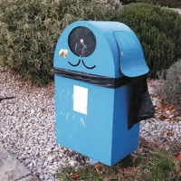 Če takšnih košev ni v bližini, se mora lastnik psa za odstranitev njegovih iztrebkov pač drugače znajti, vsekakor pa jih mora, tako velevajo predpisi, sam  počistiti