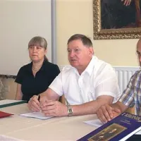Dogajanje ob 100. obletnici Josipa Gorupa pl. Slavinjskega so včeraj predstavili (z leve) predsednica Kulturnega društva Slavina Neža Spinelli, avtorica kipa Miladi Makuc Semion, župan postojnske občine Jernej Verbič in predsednik Krajevne skupnosti Slavina Janko Boštjančič