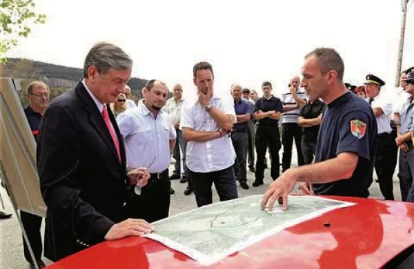 Danilo Türk si ogleduje posledice požara, ob njem zaskrbljena poslanec Gašpar Gašpar Mišić in koprski župan Boris Popović 