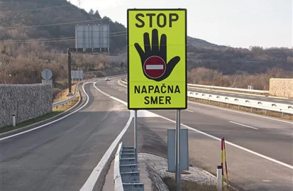 Italijanski voznik je ponoči vozil v nasprotni smeri. Fotografija je simbolična