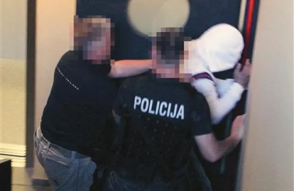 Senat vrhovnega sodišča je v majski obsežni akciji prijetim domnevnim preprodajalcem drog in orožja pripor podaljšal še za tri mesece 