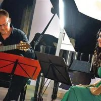 Tržaški kitarist Marko Ferin in koprska flavtistka Alenka Zupan sta glasbeni maraton med drugim obogatila tudi z deli Astorja Piazzolle in Aleša Strajnarja