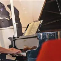 24-urni maraton Od klasike prek jazza do klasike sta štiriročno začela svetovno cenjeni estonski pianist Arbo Valdma in njegova nekdanja učenka Nataša Veljković, ki poučuje klavir na dunajski glasbeni fakulteti.