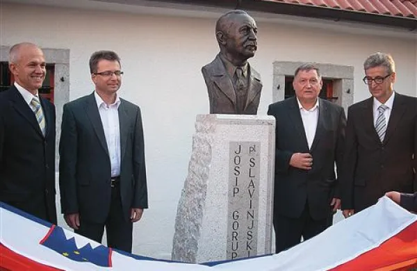  Kip Josipa Gorupa so včeraj odkrili (na fotografiji z leve) predsednik krajevne skupnosti Slavina Janko Boštjančič, minister za infrastrukturo in prostor Zvone Černač, postojnski župan Jernej Verbič in državni sekretar Aleksander Zorn 