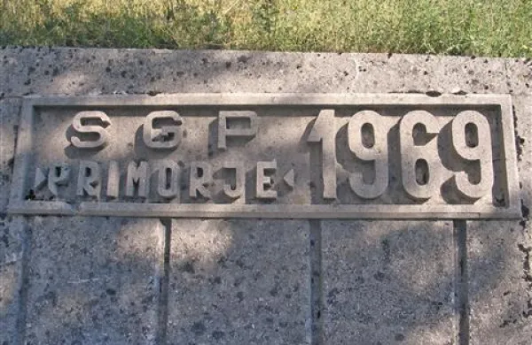Betonski napis na zidu je eden zadnji ostankov dolgoletne prisotnosti Primorja na Bistriškem   