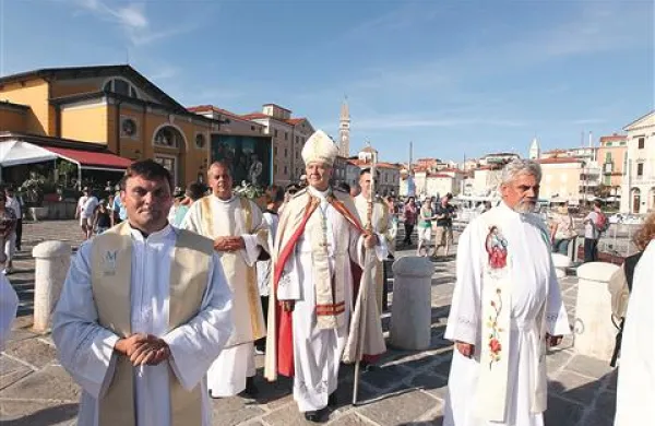 Novi koprski škof Jurij Bizjak (v sredini) na čelu procesije skozi Piran. Levo (v ospredju) piranski župnik Zorko Bajc.