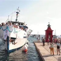 S piranskega pomola je v Strunjan krenila slovesno okrašena barka  s podobo Device Marije 