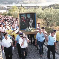 Za kipom strunjanske Matere Božje se je proti romarski cerkvi Marijinega prikazanja vila dolga vrsta vernikov