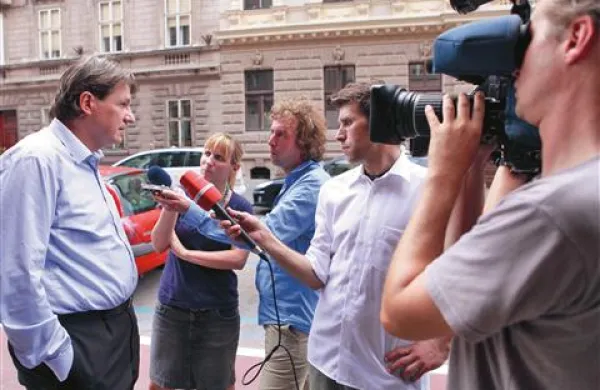 Ministrstvo za finance na vlado ni poslalo nikakršnega novega zakona za uravnoteženje javnih financ niti ni vladi predlagalo, naj ga pripravi, je v današnji izjavi za medije povedal minister Janez Šušteršič