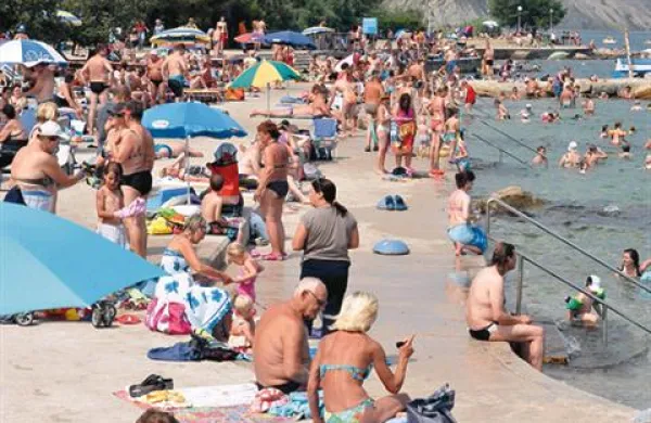 Vročina bo vztrajala, večje spremembe zaenkrat ni videti