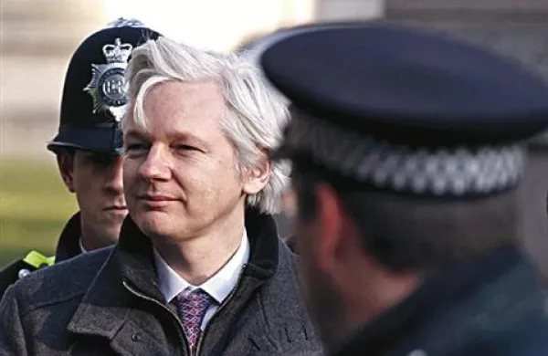 Ekvador je ustanovitelju spletne strani WikiLeaks Julianu Assangeu odobril politični azil