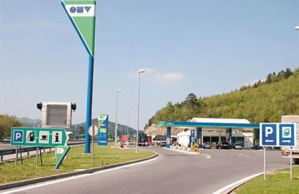 Na parkirišču bencinskega servisa Ravbarkomanda so se danes ponoči zgodili trije ropi