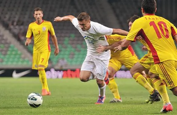 Zlatko Dedić (v belem) je bil pred dokaj praznimi tribunami stadiona v Stožicah eden glavnih akterjev zmage nad Romunijo  