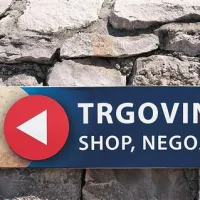 Razumejo vsi, ki gredo mimo; obenem pa vedo, da je tu glavni jezik slovenščina