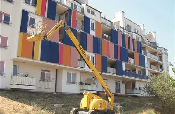 Stanovalci neprofitnega bloka v Livadah se pred soncem  spet lahko  zaščitijo s kovinskimi panelnimi senčili